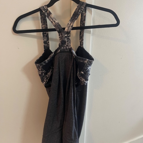 Lululemon tank top. Size 8. Built in bra, medium support. Loose hip - Picture 4 of 12